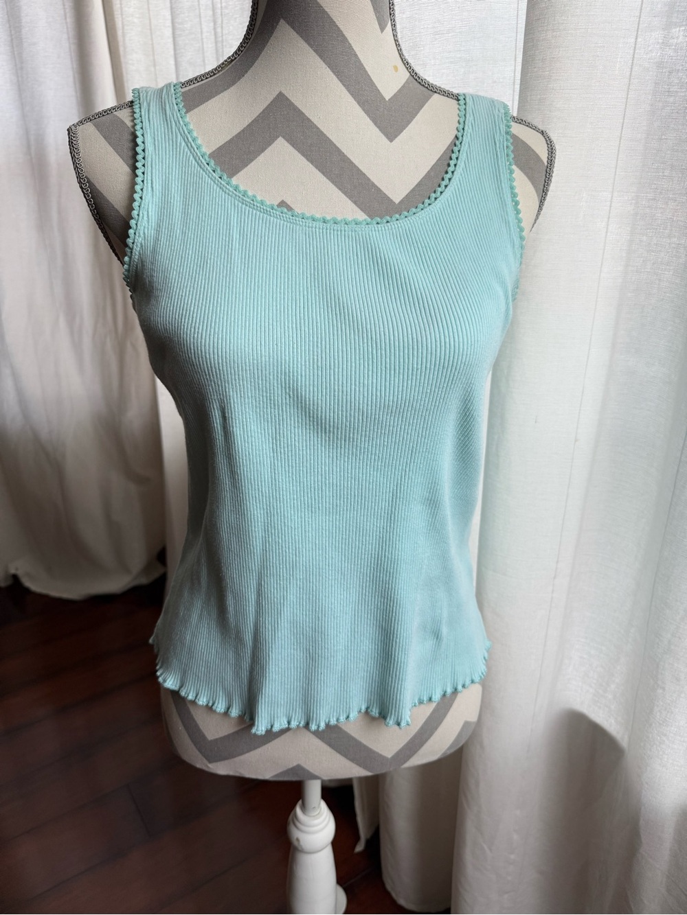 Liz Claiborne Mint Ribbed Tank with Scallop Edge